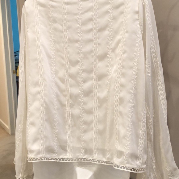 ASTR The Label White blouse sz medium. Beautiful embossing New w/o tags - Picture 2 of 8